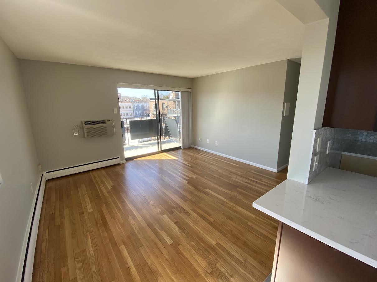 2 bed, 1 bath apartment for rent at 15 Leicester St Unit r, Oak Square — photo 2 of 4