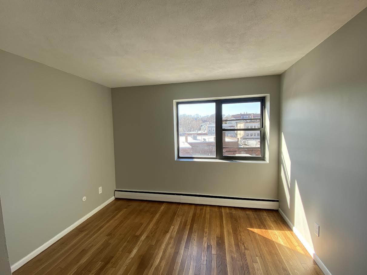2 bed, 1 bath apartment for rent at 15 Leicester St Unit r, Oak Square — photo 3 of 4