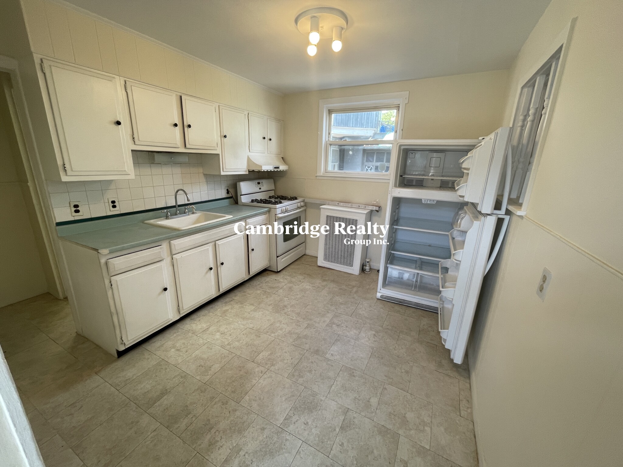 2.5 bed, 1 bath apartment for rent at 543 Broadway Unit 1T, South Medford