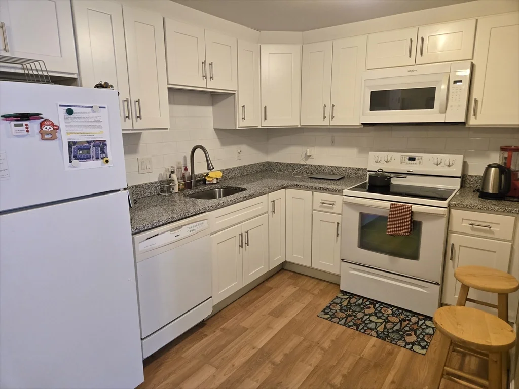 2 Old Colony Ln, Arlington