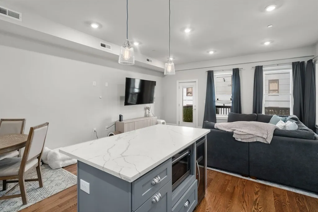 338 Meridian St, Central Square