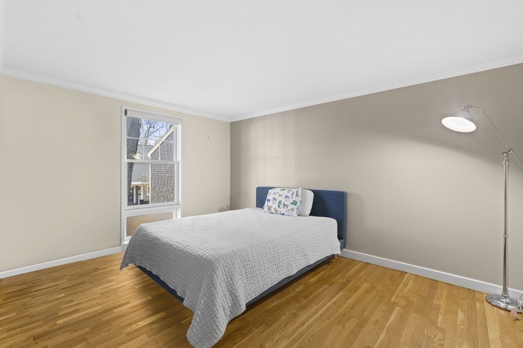 11 Oak St, Wellesley