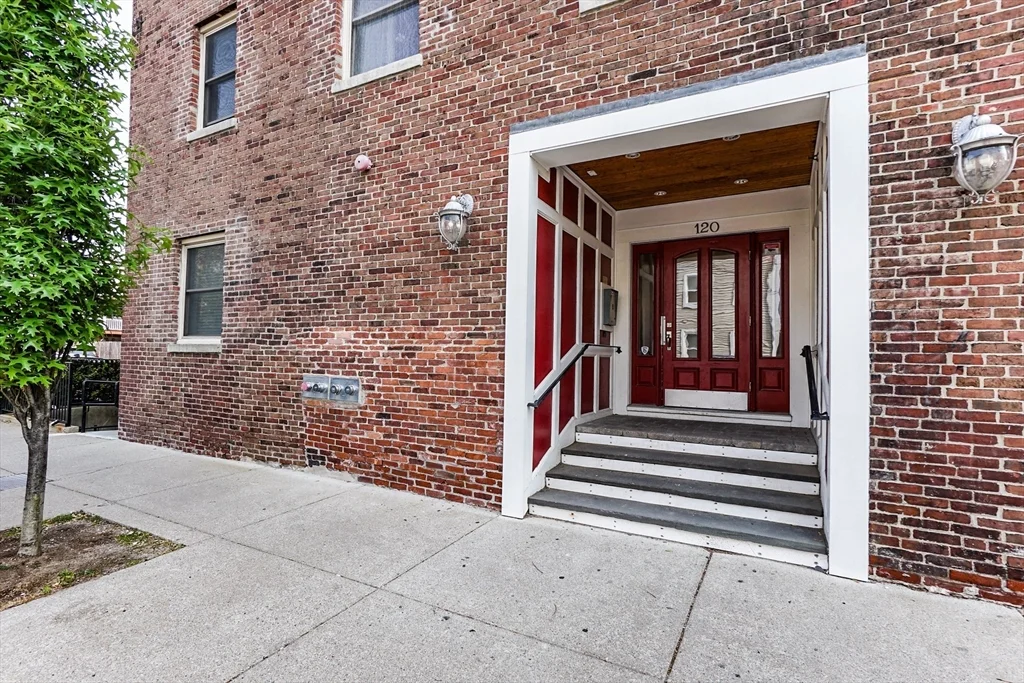 120 W 7th St, South Boston