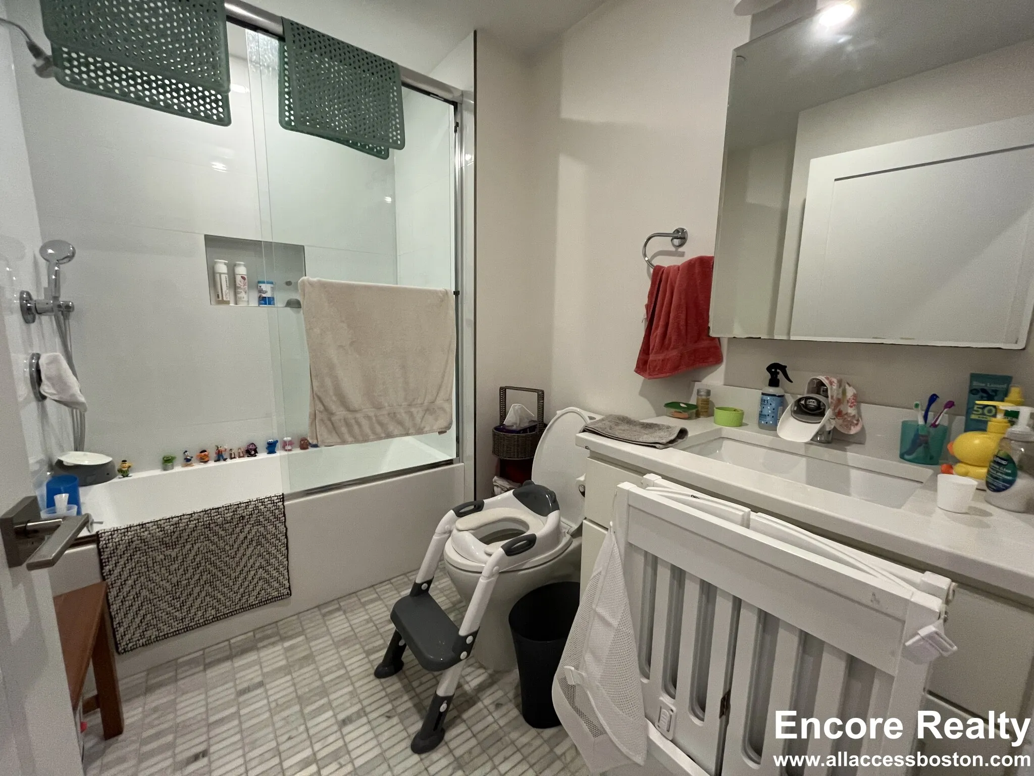 32 Cummins Highway, Roslindale