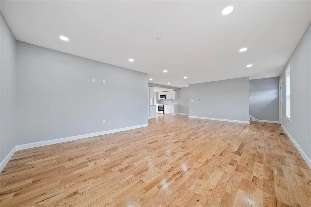 13 Broadway, Raynham Center