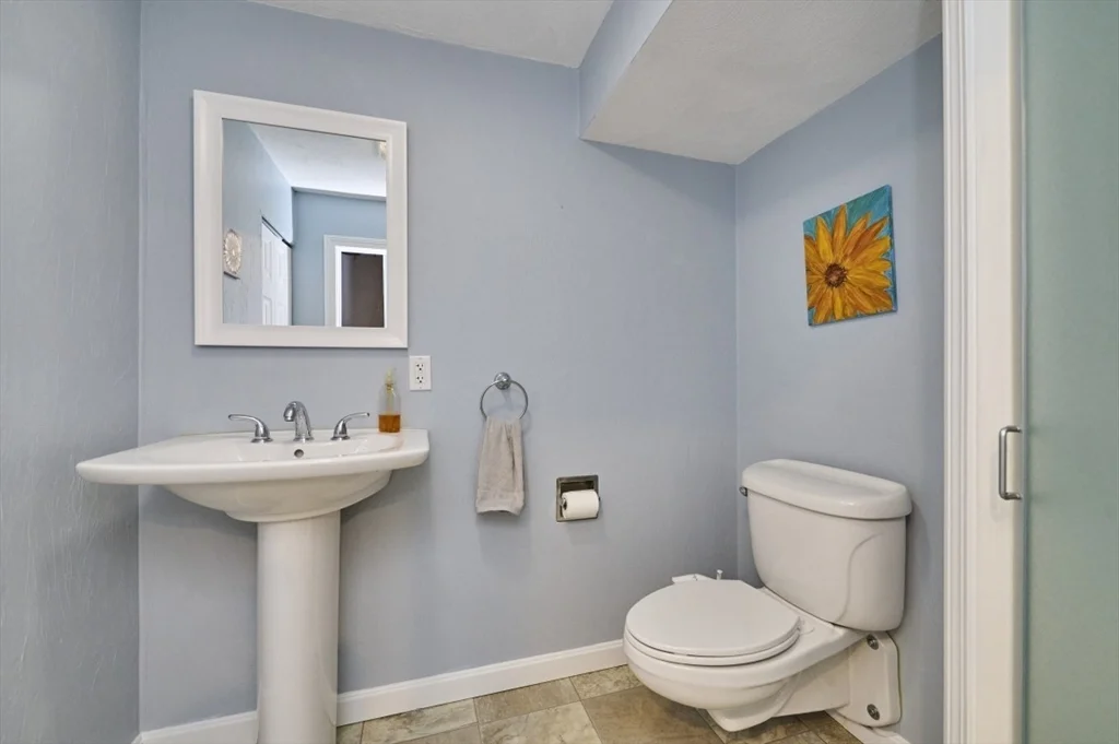 27 Cranberry Ln, Burlington