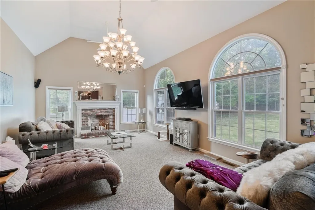 000 Confidential St, Plainville