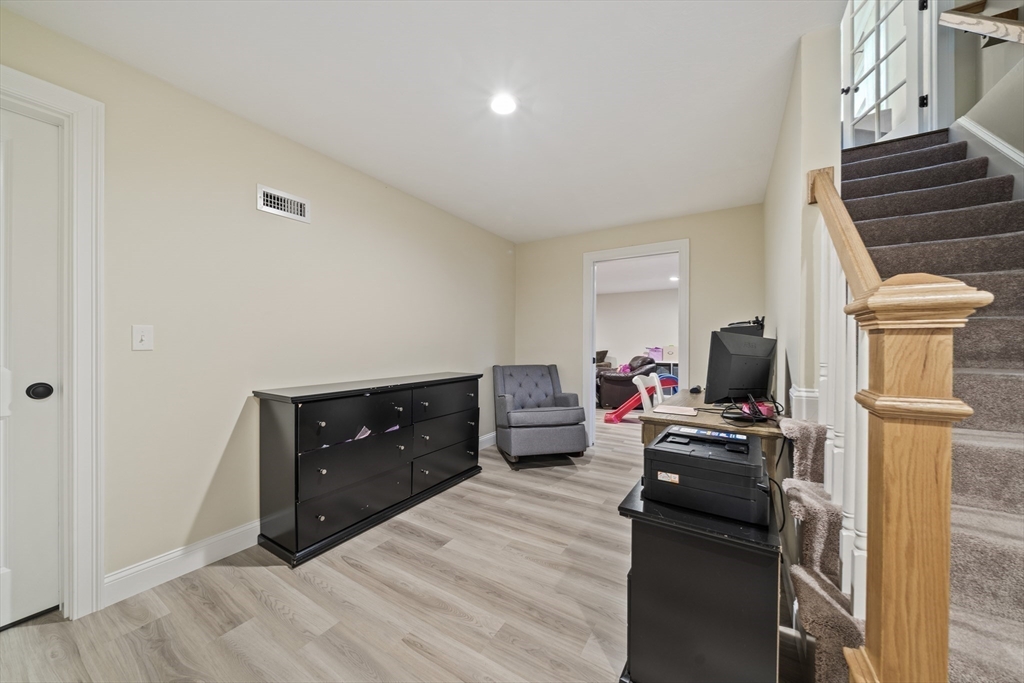 8 Old Field Way, Lakeville