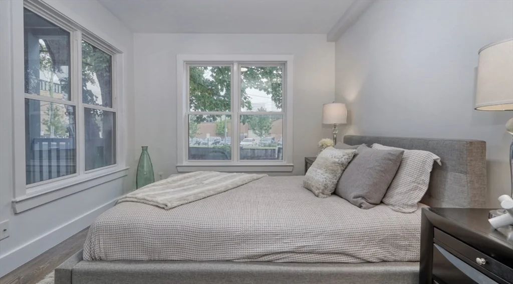 15 W Bellflower, Dorchester