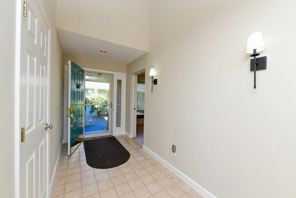 4 Bittersweet Ln, Buzzards Bay