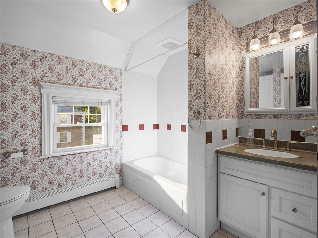 14 R Charles St, Danvers