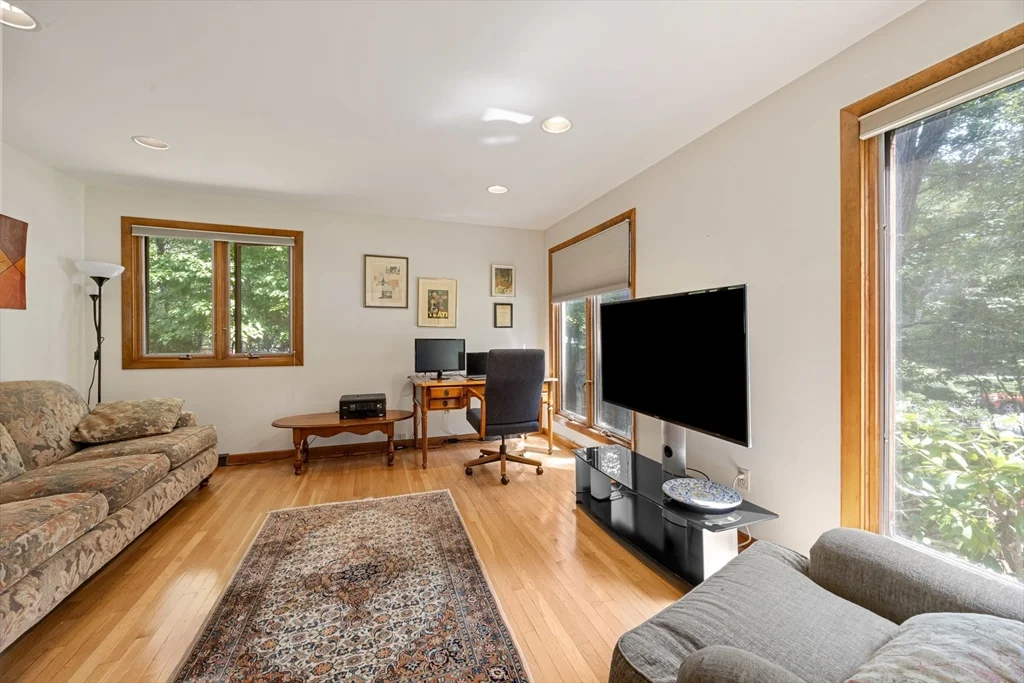 4 Crestview Ln, Milton