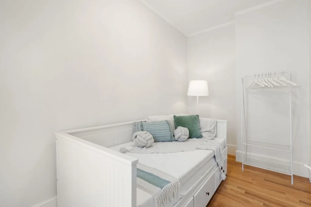 62 West Cedar St, Beacon Hill