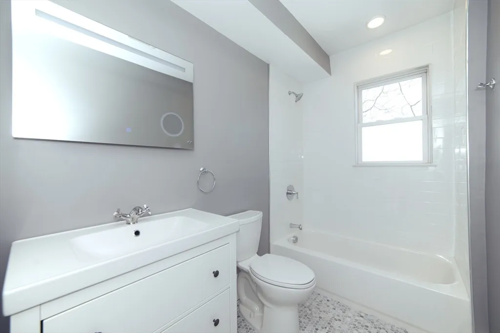 10 Duffley Ct, Chestnut Hill