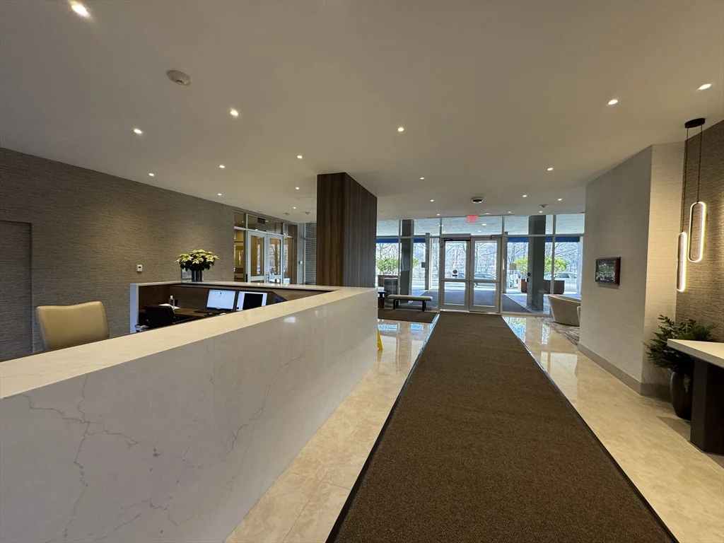 33 Pond Ave, Longwood