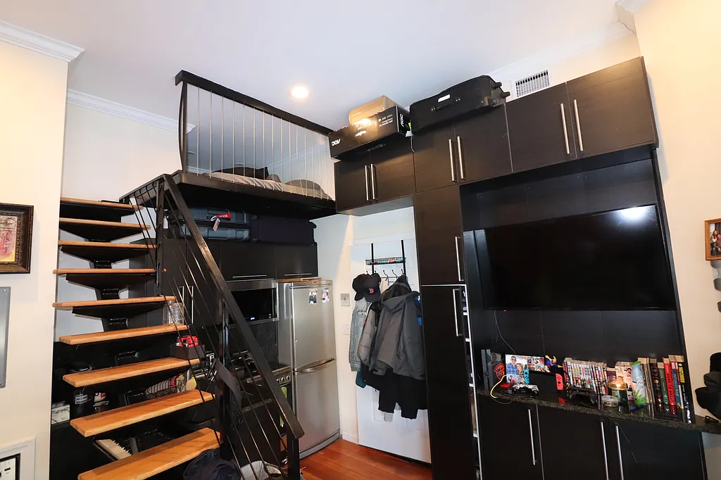 1689 Beacon St, Aspinwall Hill