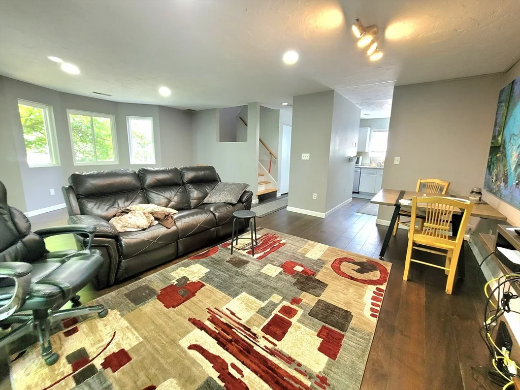 391 Hyde Park Ave, Jamaica Plain