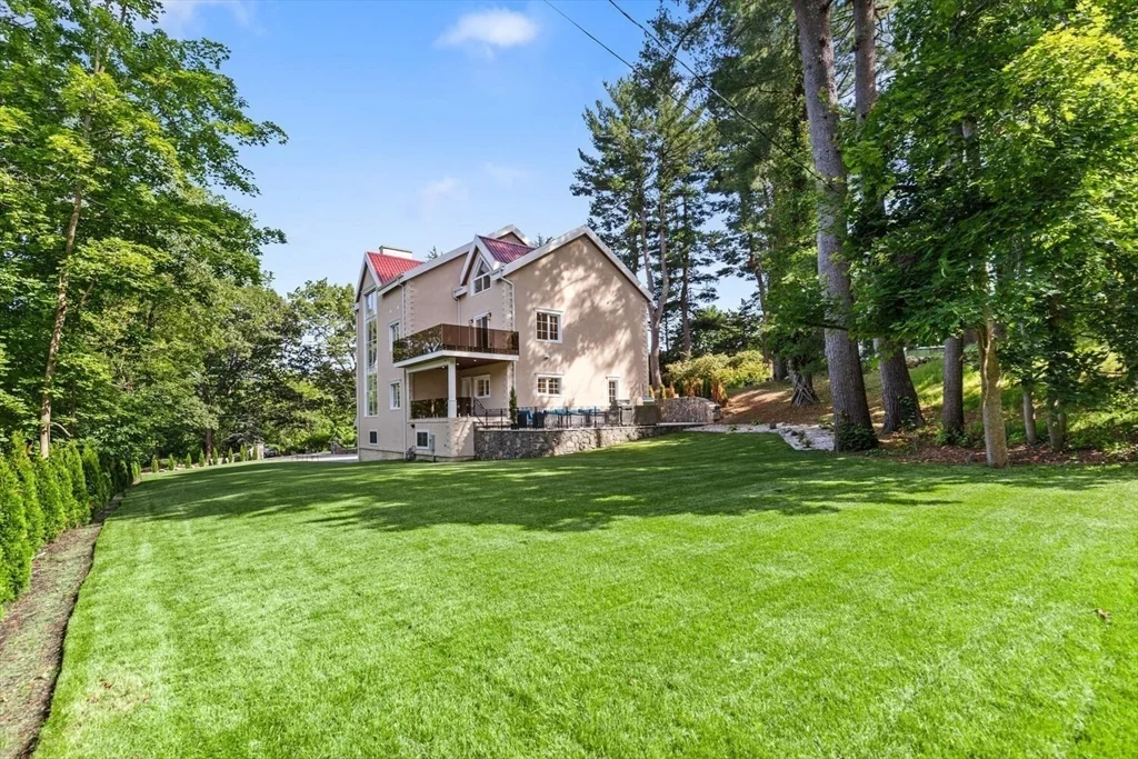 58 Chestnut St, Lynnfield