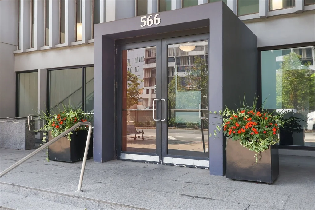 566 Commonwealth, Fenway