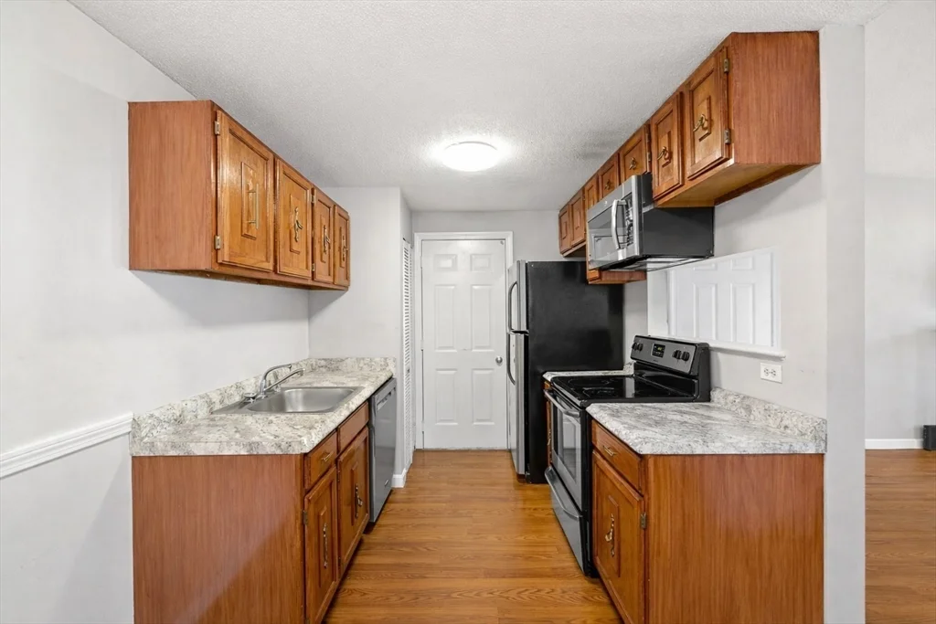 5 Thoreau Ct, Natick