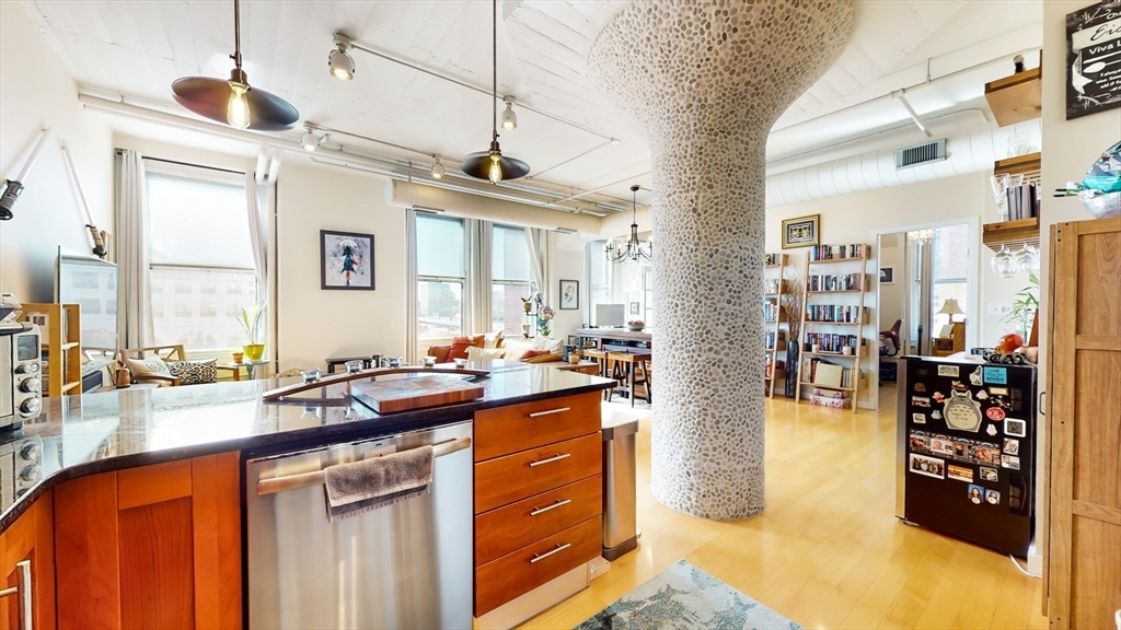 210 South, Leather District