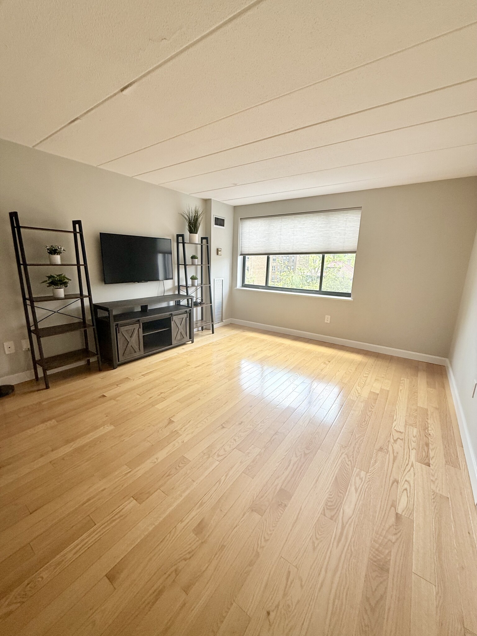 1933 Commonwealth Ave, Brighton