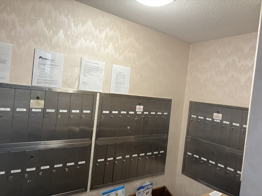 1 Summit Dr, Reading