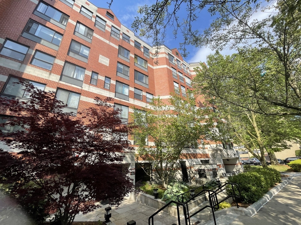 1933 Commonwealth Ave, Brighton