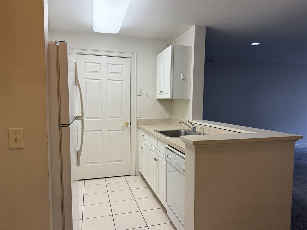 1 Millbrook Ln, Wakefield