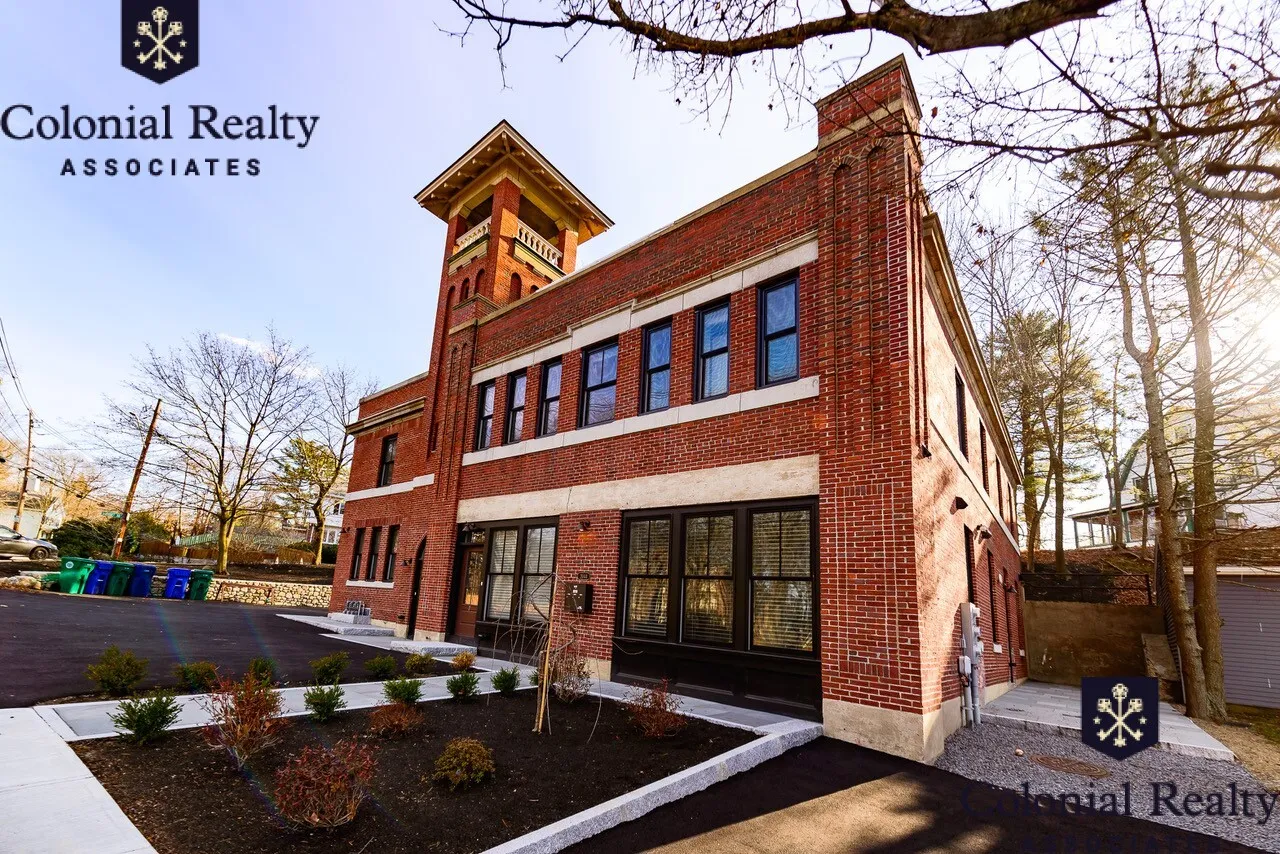 2044 Beacon St, Waban