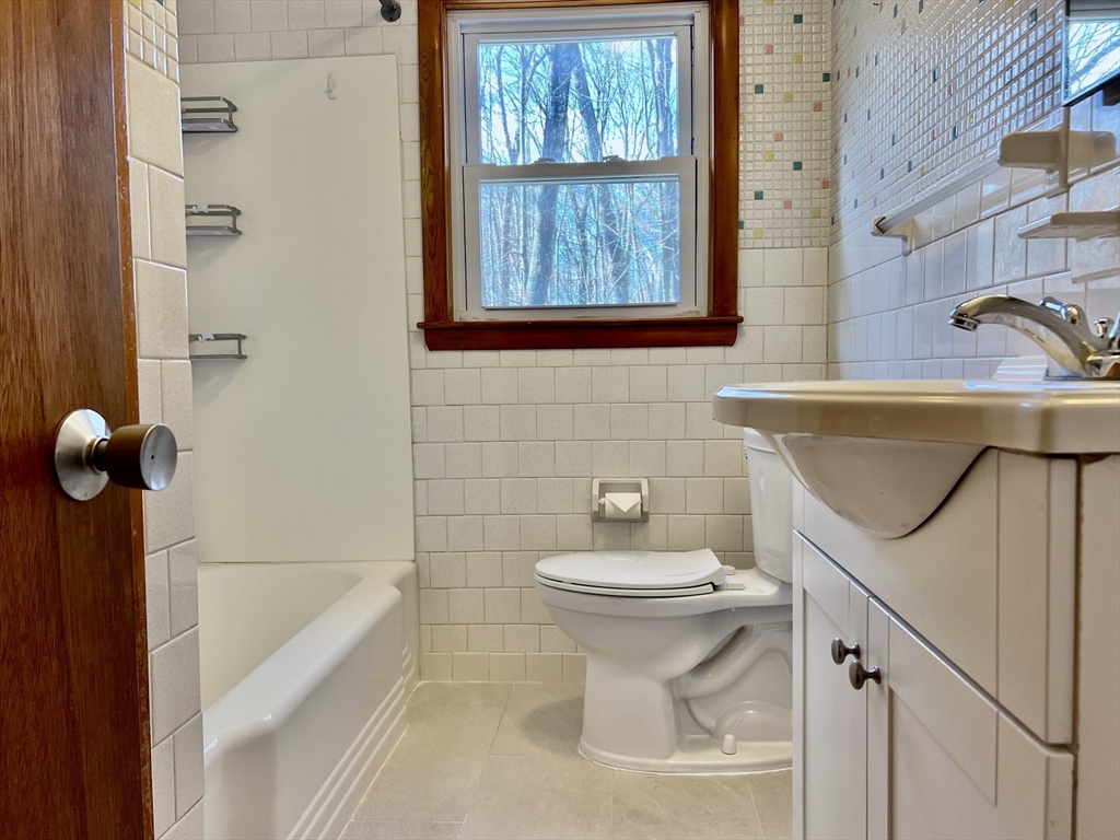 45 Maiden Ln, Wayland