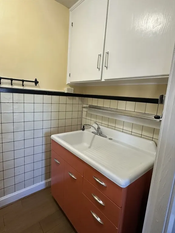 455 Peckham St, Fall River