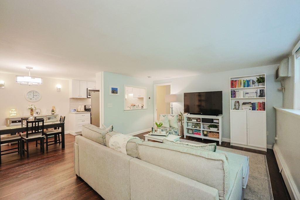 54 Jacqueline Rd, Waltham