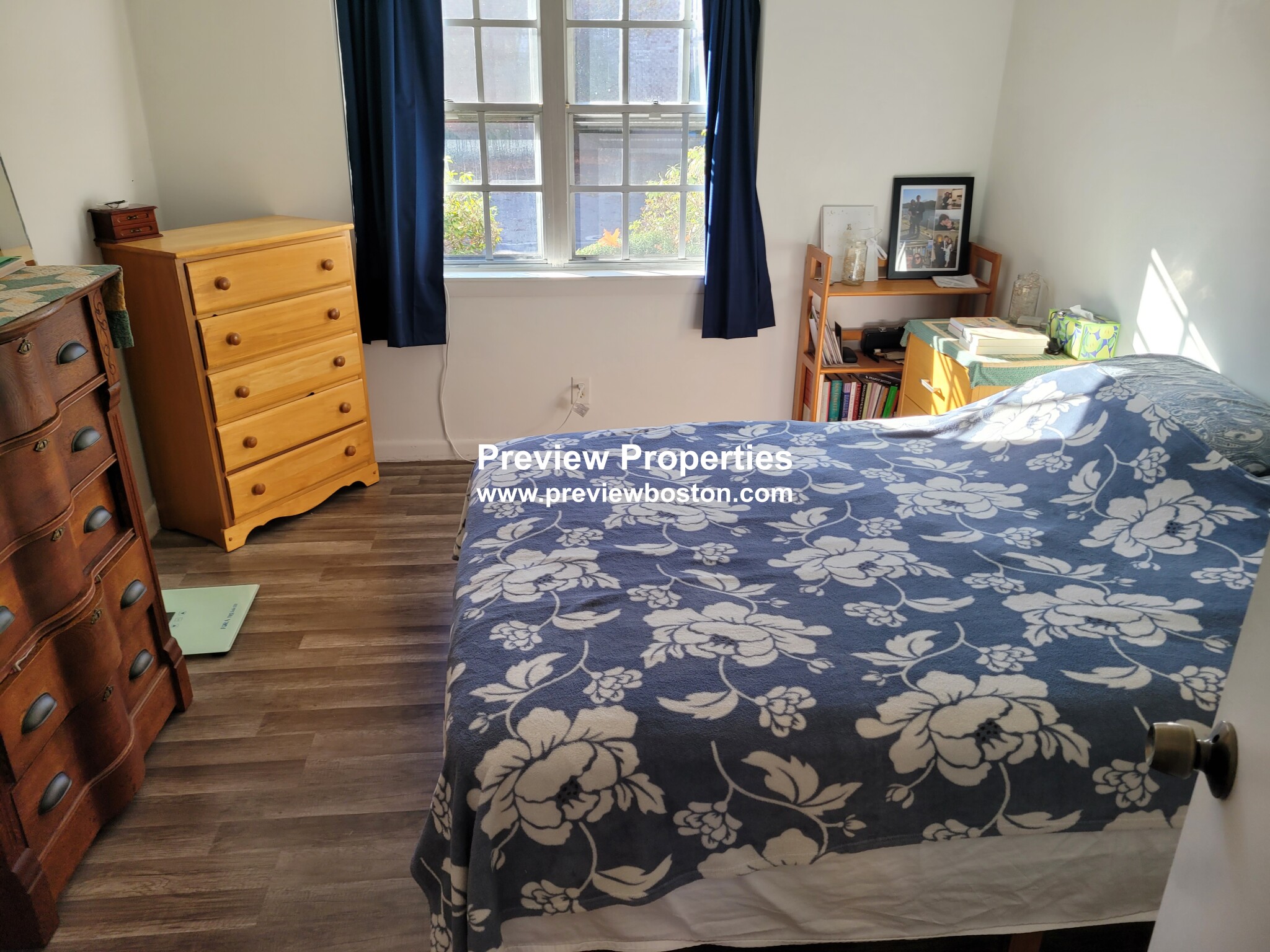 103 Lake Shore Rd, Oak Square