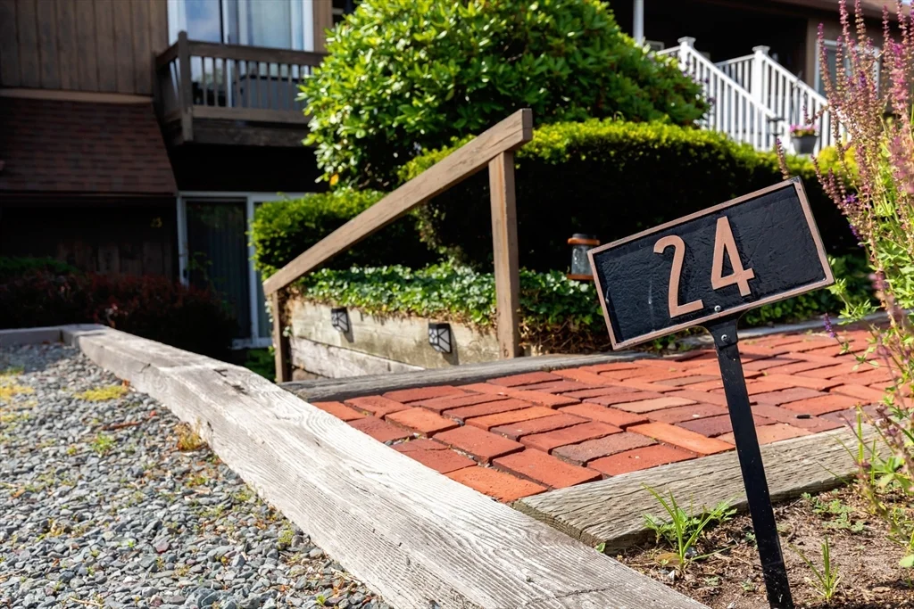 24 Ships View Ter, Buzzards Bay