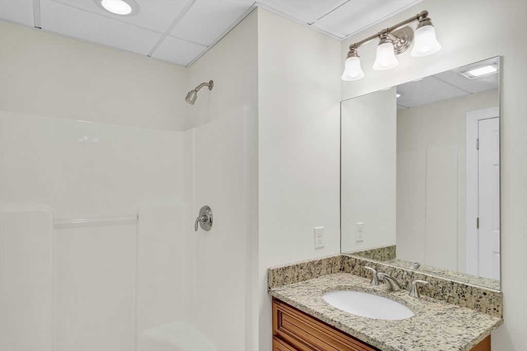 19 Bryn Mawr Rd, Wellesley