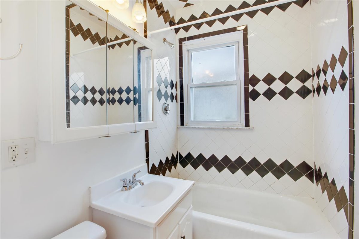 2 bed, 1 bath apartment for rent at 134 Sutherland Rd Unit 6, Brighton — photo 4 of 12