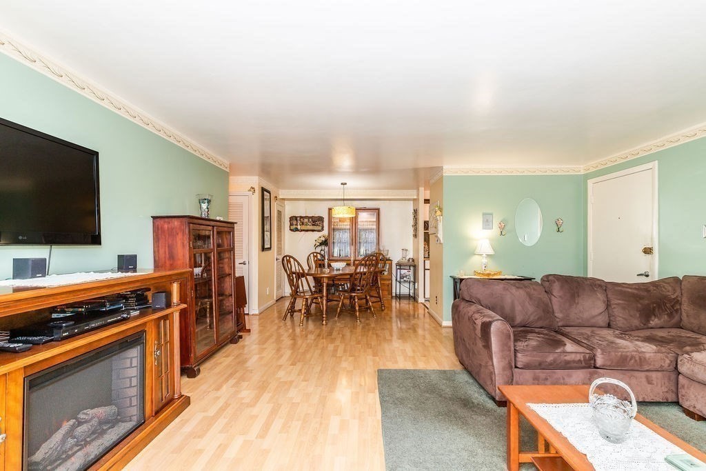 102 Oak Ln, Brockton