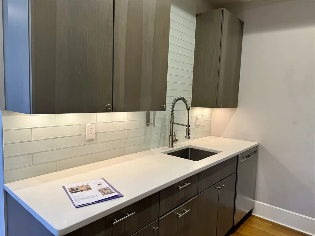 5 Mohawk St, South Boston