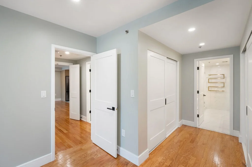 75-83 Cambridge Pkwa, Cambridgeport