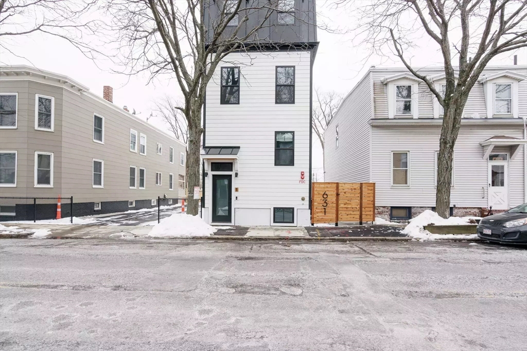 631 Saratoga St, East Boston