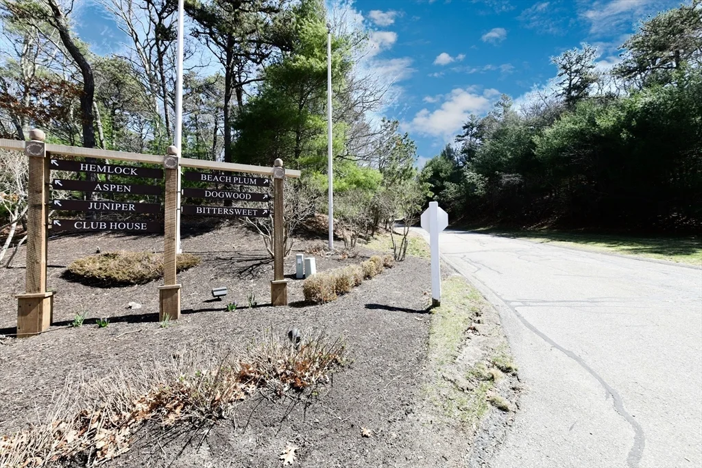 4 Bittersweet Ln, Buzzards Bay