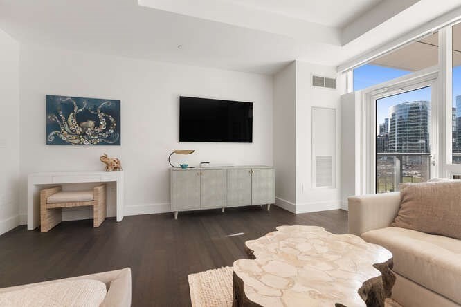 50 Liberty Dr, Seaport District