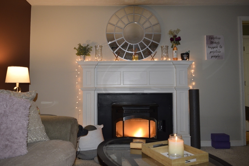 14 Meetinghouse Ln, Millbury