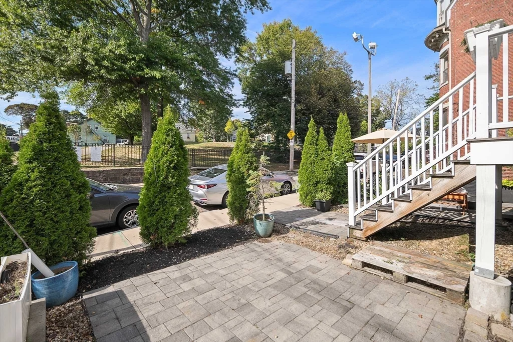 9 Cedar St, Roxbury