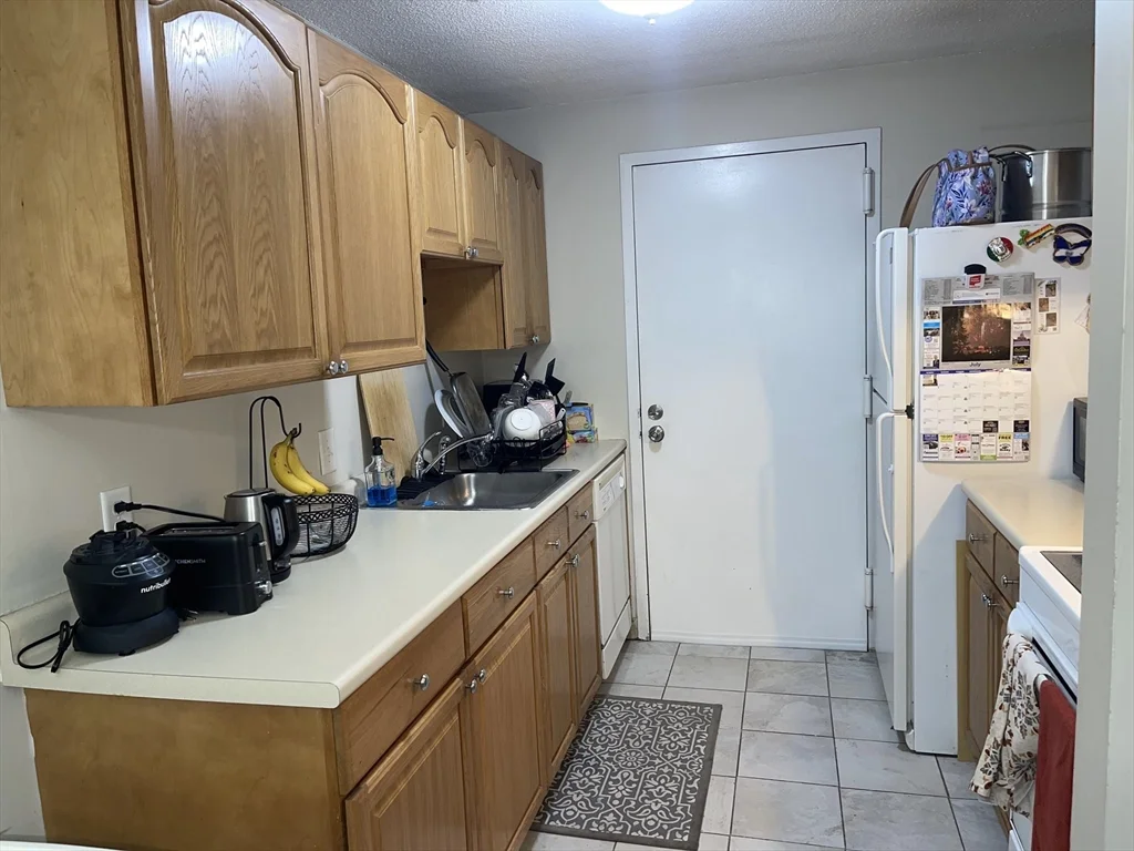 2 Village Hill Ln, West Natick