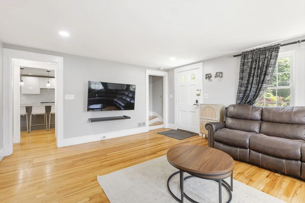 665 S Main St, Sharon