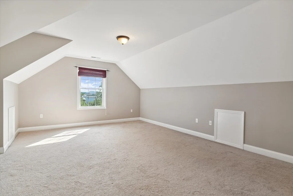 19 Benjamin Ln, Reading