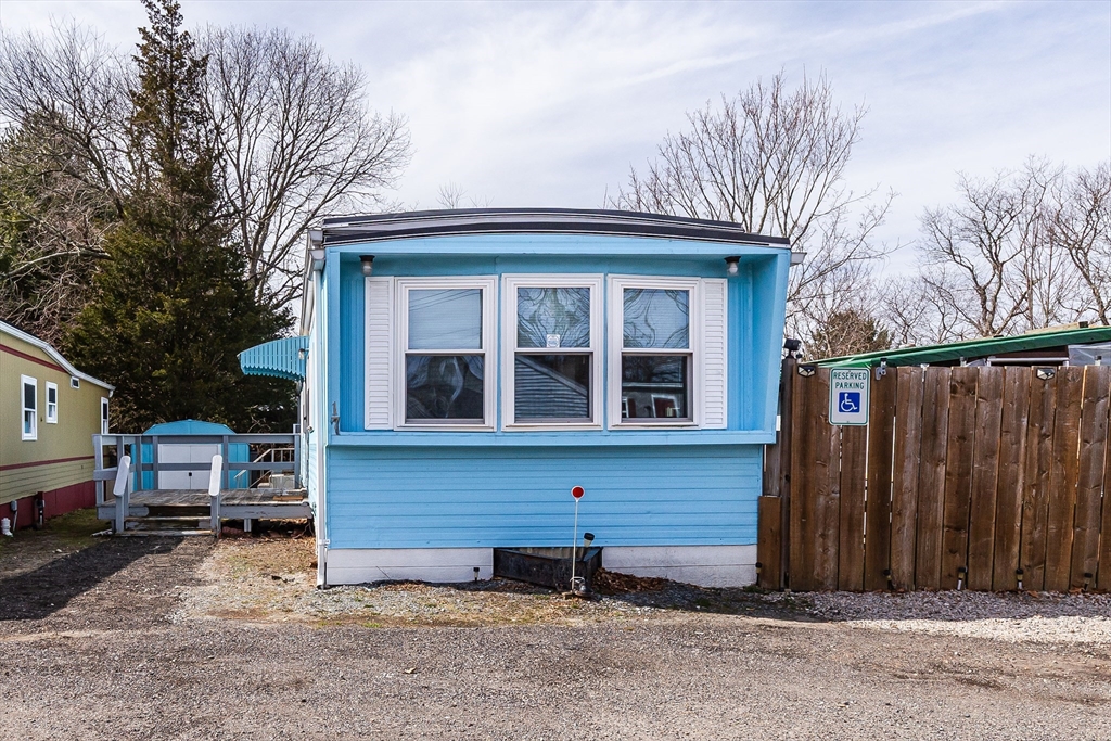 17 Jake Ln, Acushnet