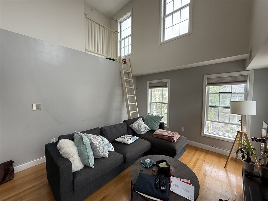 11 Everett Ave, East Somerville